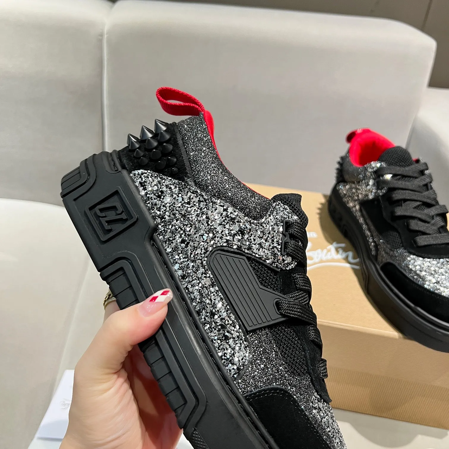 Men's shoes 💰700 🌹🌹🌹̋ Wang Junkai Yang Mi Xu Kai Zhang Jingyi Ding Chengxin Chen Muchi Wang Ziyi Same style Christian Louboutin 2024 [New product] ASTROLOUBI unisex thick-soled sports shoes red-soled shoes perfectly integrate fashion and sports, The fabrics are made of luxurious calfskin, soft suede, smooth satin and laminated leather, and the back is decorated with classic rivets. The interior is blended with a knitted tongue for added durability, breathability and quick-drying comfort. The outsole is made of a combination of EVA foam and imported rubber, and the colorful CL iconic letters on the side of the outsole show the brand's unique style. It is a ceiling-level comfortable skate shoe! ! ! Multiple colors available, currently men’s sizes 39--45 (women’s sizes 35--40, currently being updated)